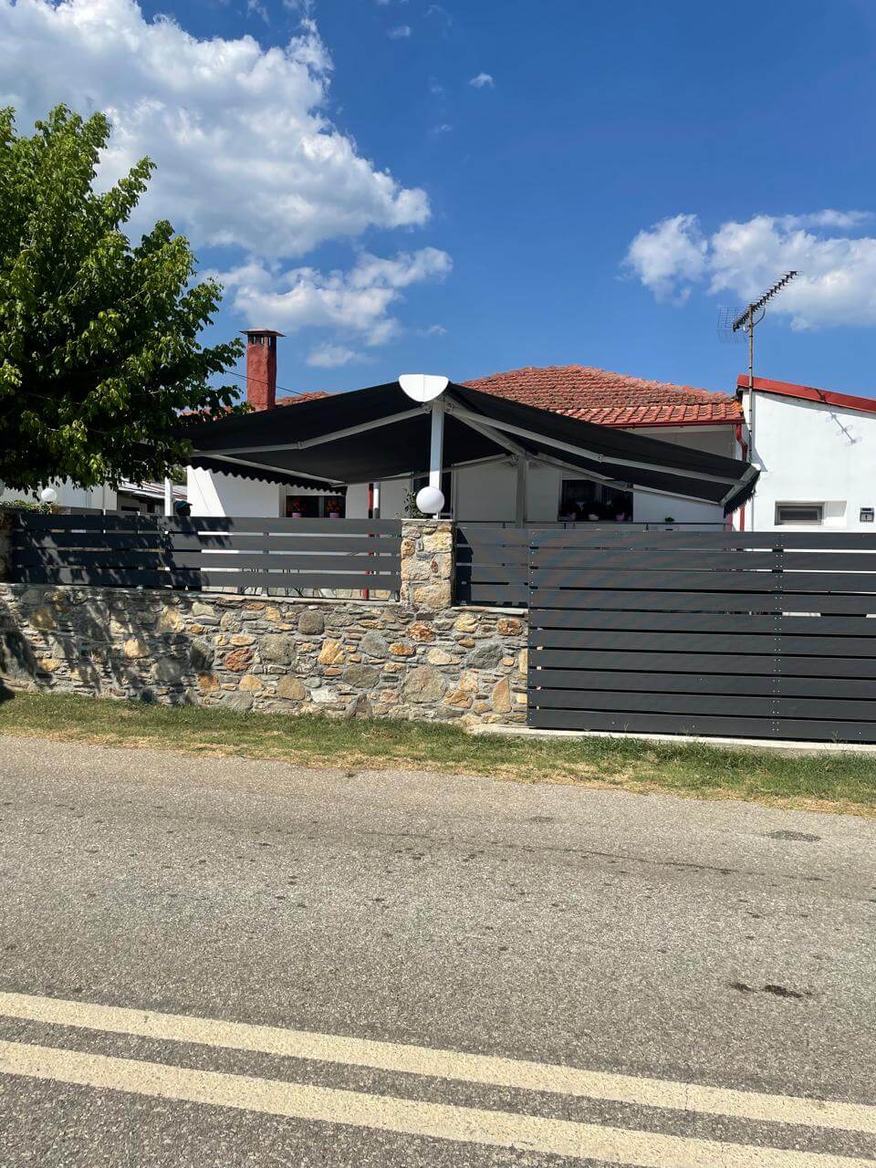 Μεγάλη τέντα σκίασης για σπίτι από την Tentolux