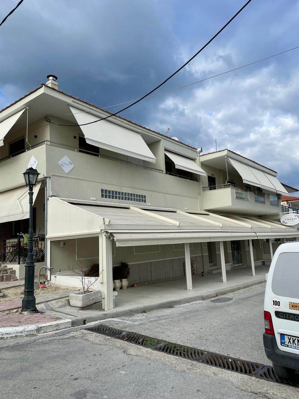 Τέντες σε ισόγειο σπίτι από την Tentolux